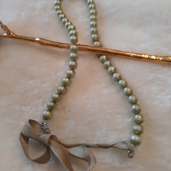 Jewelry - Green faux pearl ribbon tie necklace.